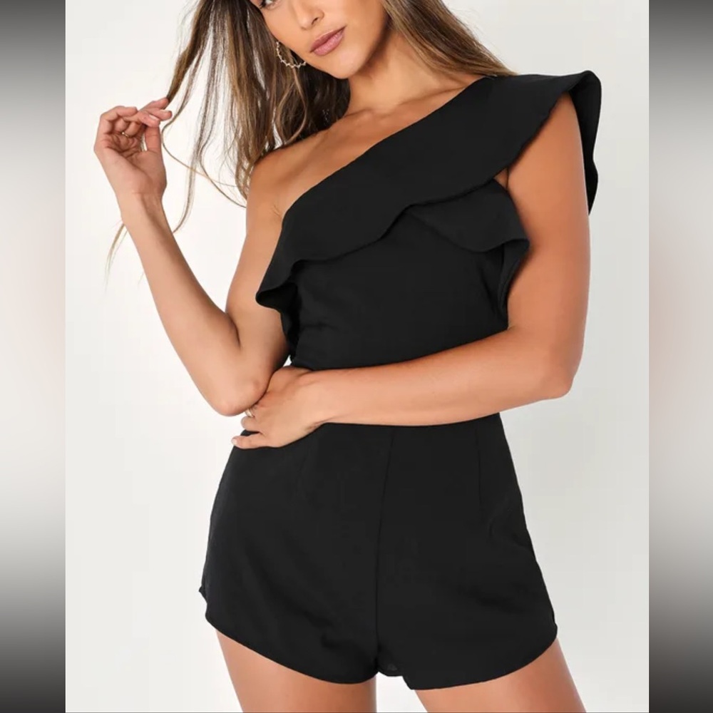 Lulu’s butterfly effect black one shoulder romper L